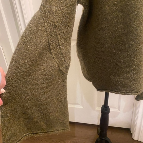 Free People Women’s Olive Green Wool Blend Oversized Sweater Bell Sleeve S-L - Picture 4 of 11